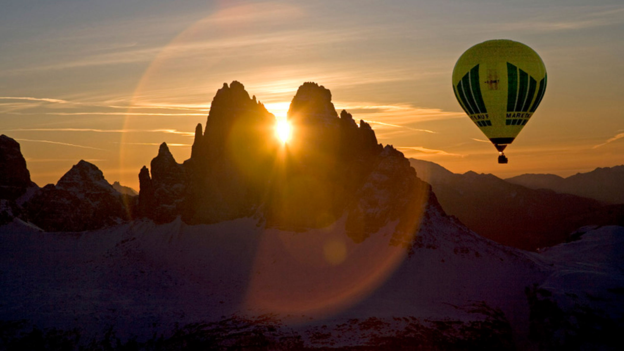 Ein Heißluftballon vor den Drei Zinnen in der Abendsonne - Hotel Simpaty
