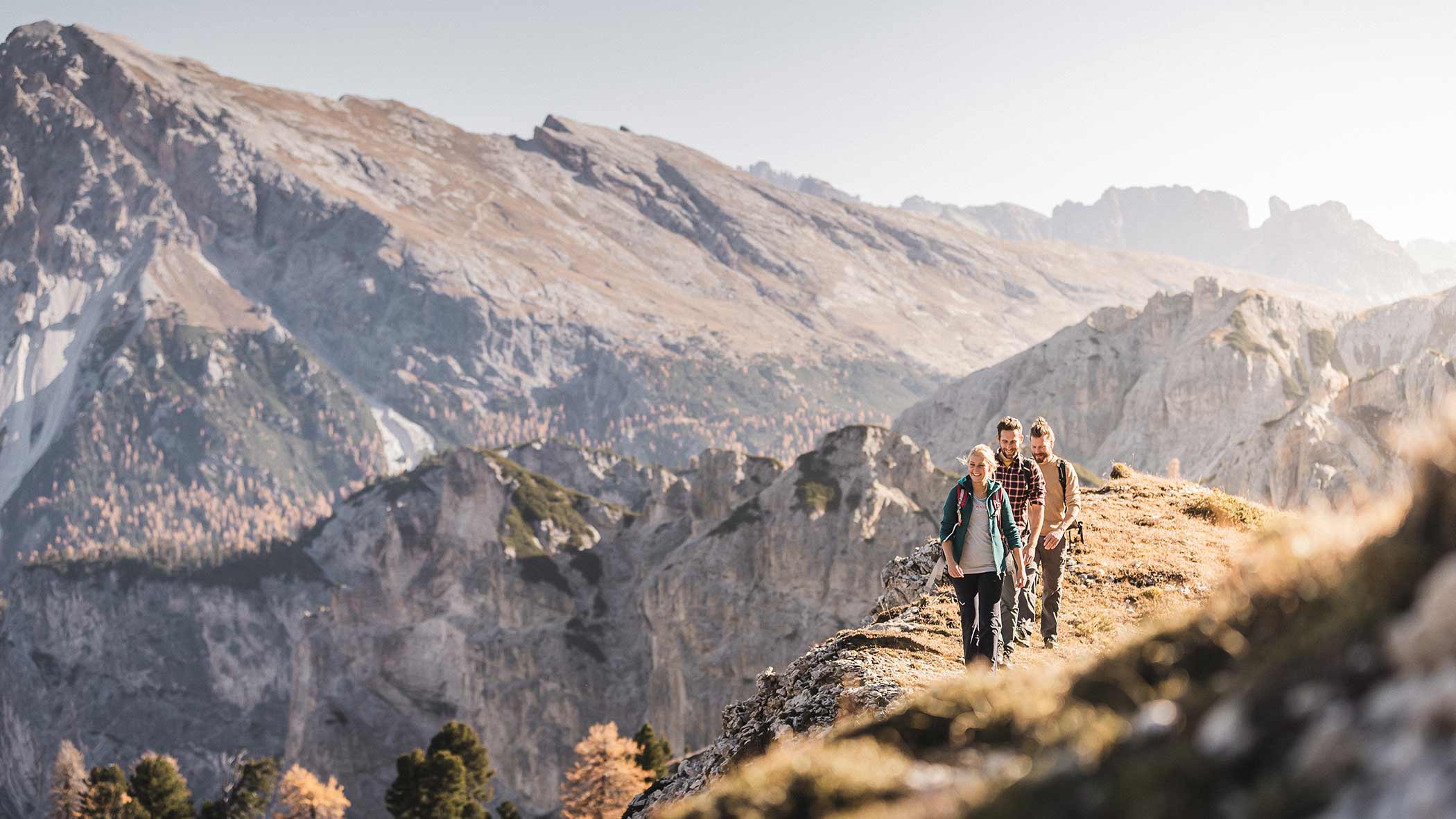 Drei Personen beim Wandern in den Südtiroler Bergen - Hotel Simpaty