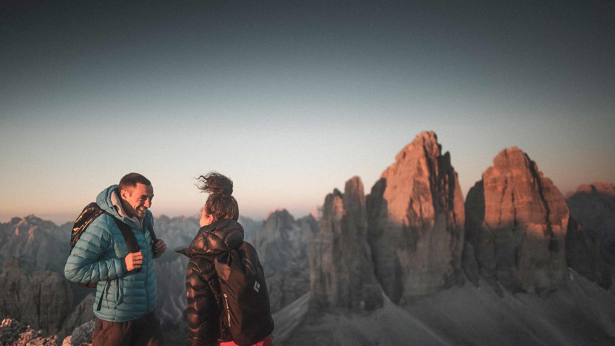 Ein Paar in der Abendsonne vor den Drei Zinnen in Sexten - Hotel Simpaty