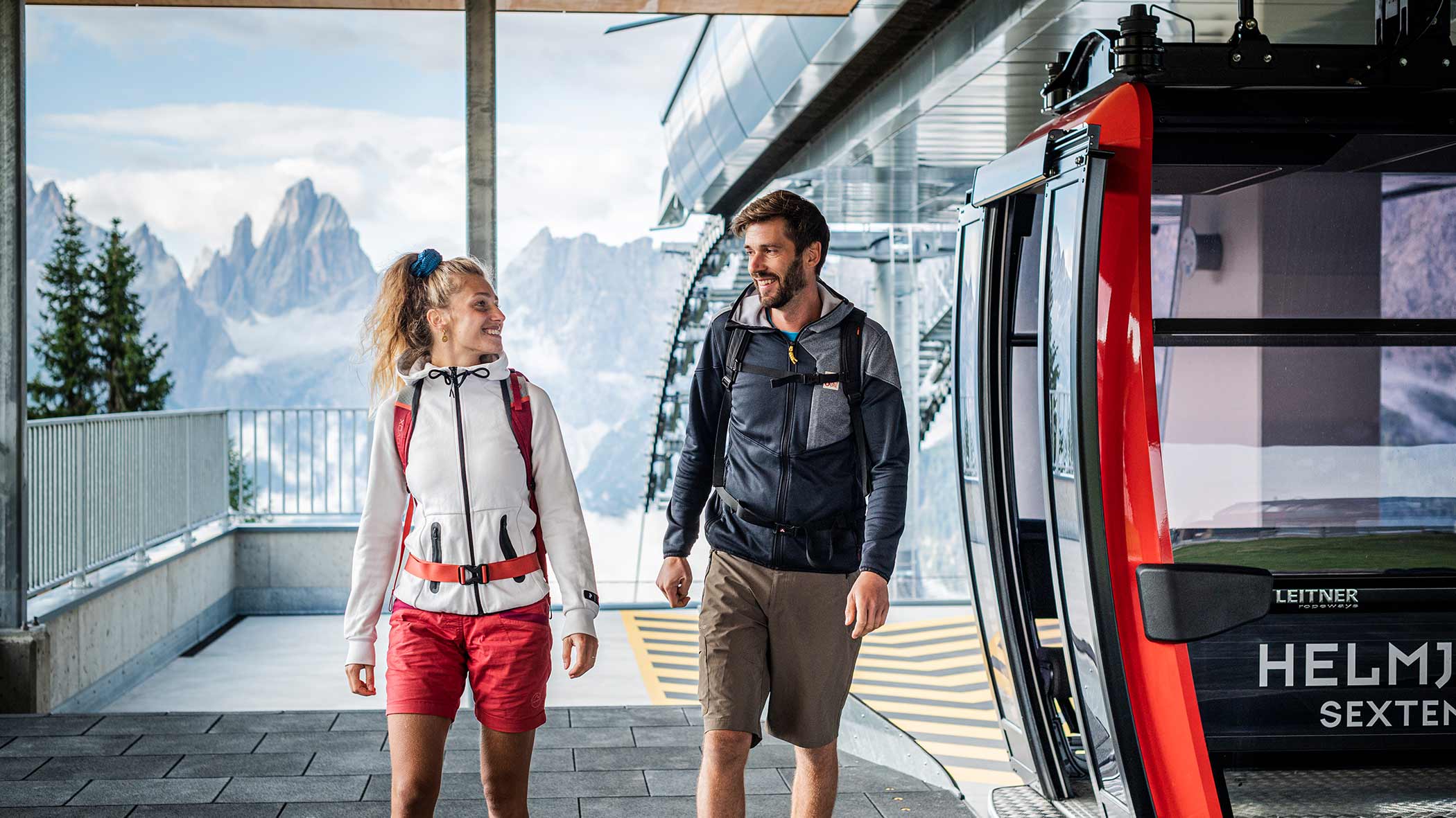 Ein Paar steigt aus der Gondel im Skigebiet Helm - Hotel Simpaty