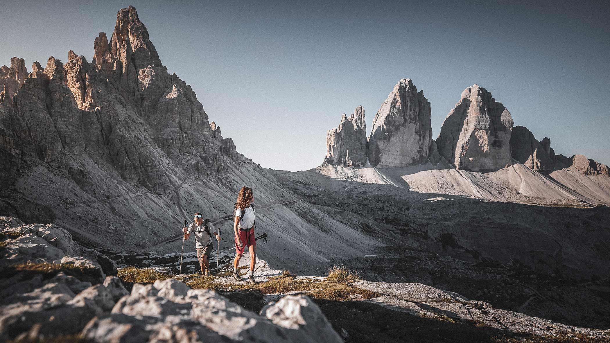 Zwei Wanderer im Sommer vor den Drei Zinnen in Sexten - Hotel Simpaty